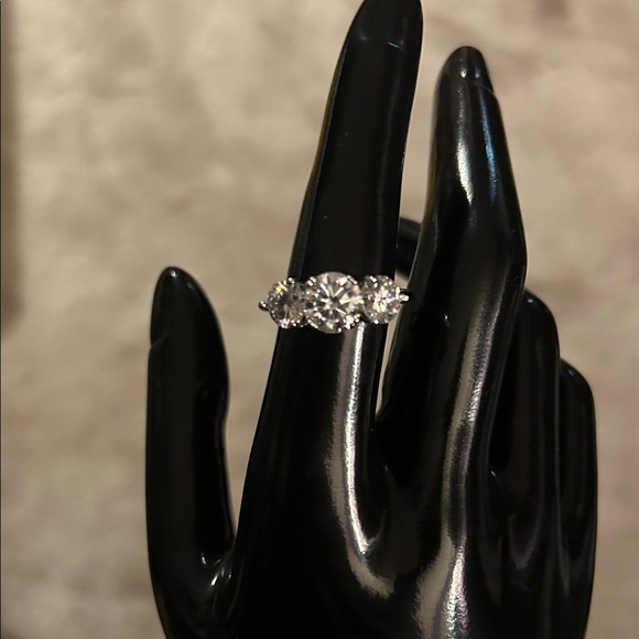 4.0 Carat Moissanite Womans Ring NWT and GRA certificate $400 retail - Picture 1 of 10